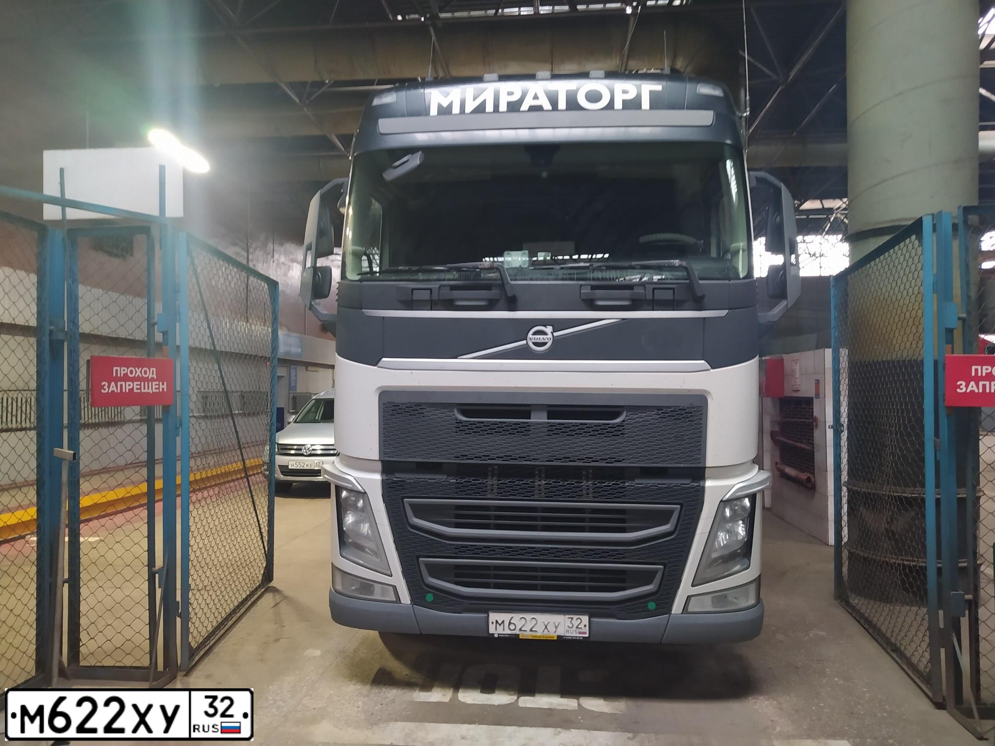Фото автомобиля VOLVO SERIE FH /4X2/, 2014 — госномер М622ХУ32. Цвет: БЕЛЫЙ