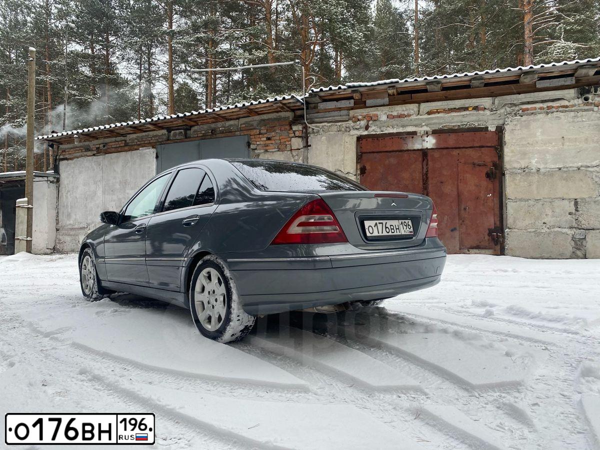 Фото автомобиля MERCEDES C-KLASSE, 2005 — госномер С709НМ196. Цвет: СЕРЫЙ