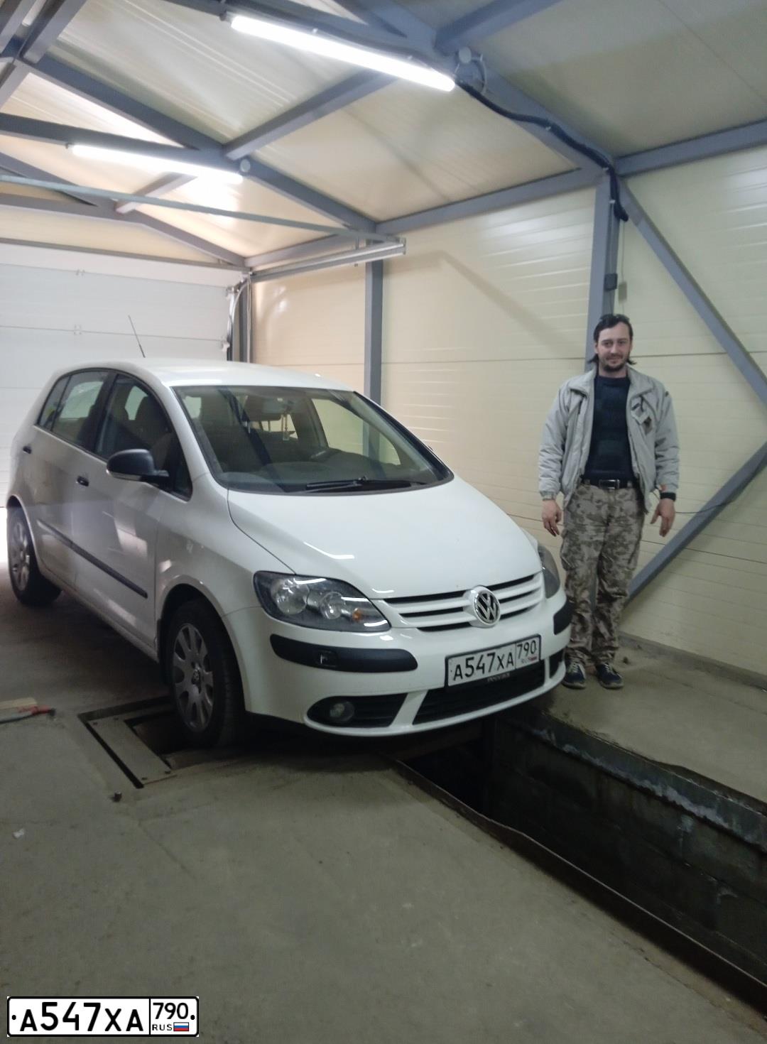 Фото автомобиля VOLKSWAGEN GOLF PLUS, 2008 — госномер А547ХА790. Цвет: Белый