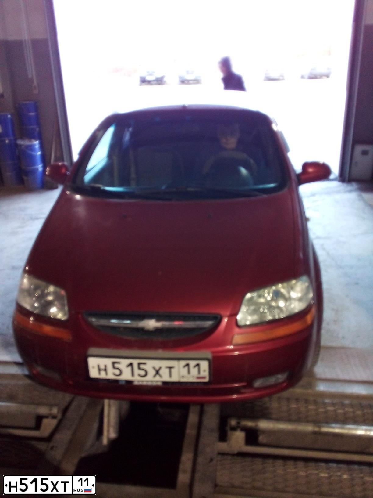 Фото автомобиля CHEVROLET AVEO, 2004 — госномер Н515ХТ11. Цвет: ТЕМНО-КРАСНЫЙ