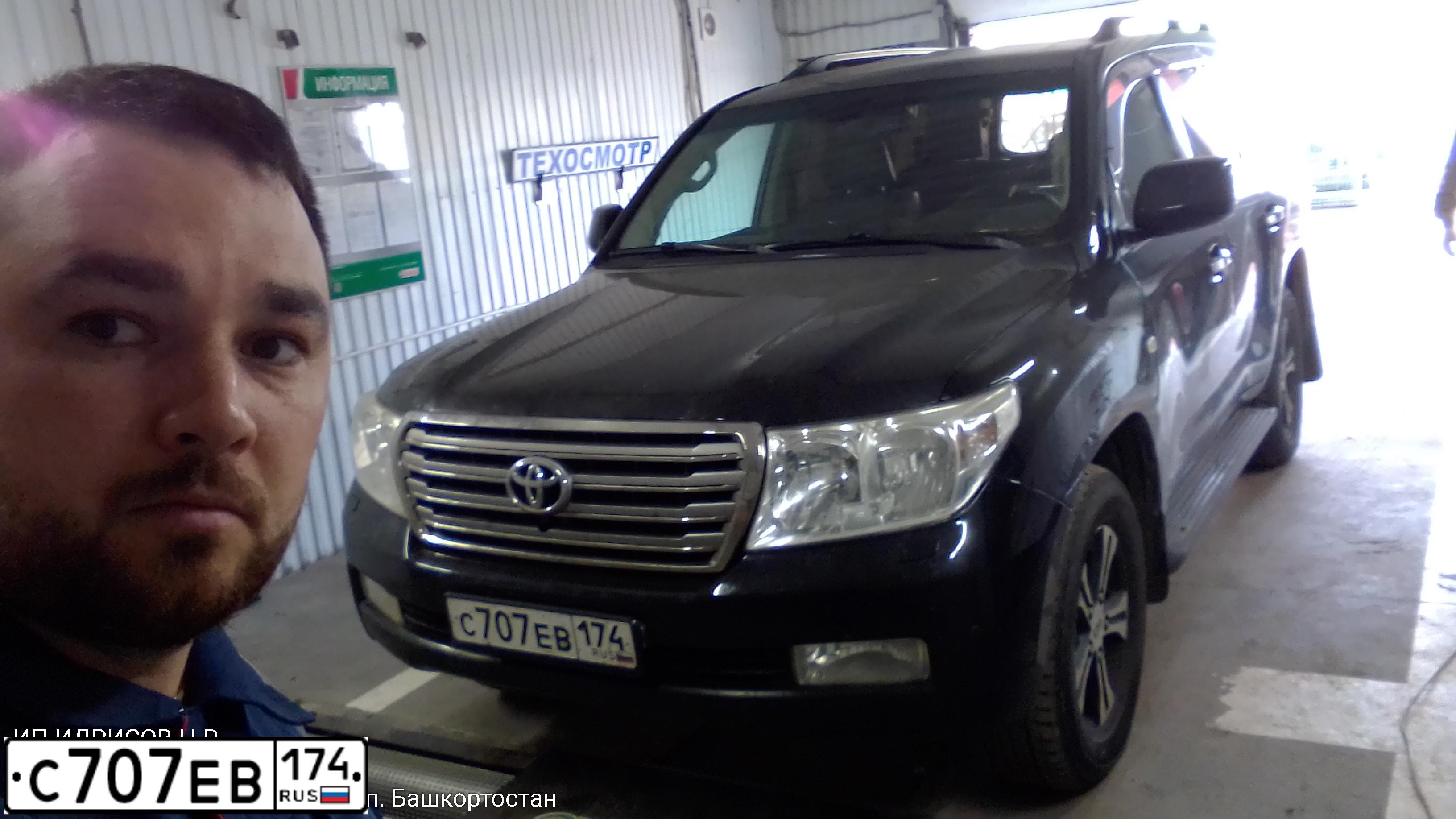 Фото автомобиля TOYOTA LANDCRUISER 200, 2008 — госномер Р888КТ199. Цвет: ЧЕРНЫЙ
