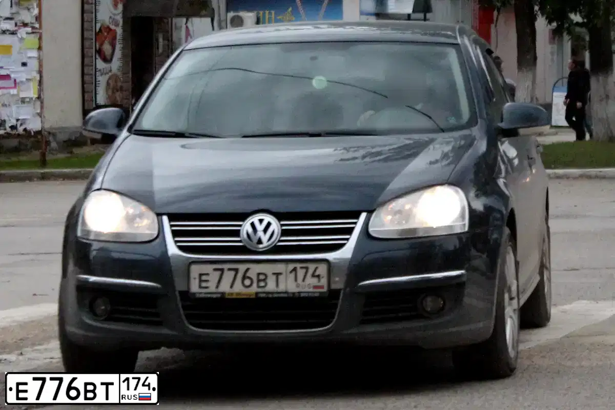 Фото автомобиля VOLKSWAGEN JETTA, 2008 — госномер Е776ВТ174. Цвет: СИНИЙ