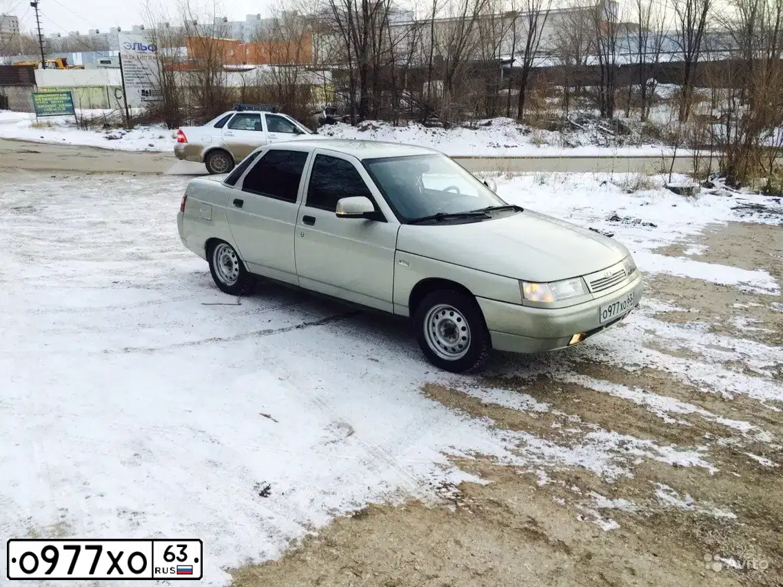 Фото автомобиля LADA 2110, 2003 — госномер О977ХО63. Цвет: СЕРЕБРИСТО-ЖЕЛТО-ЗЕЛЕНЫЙ