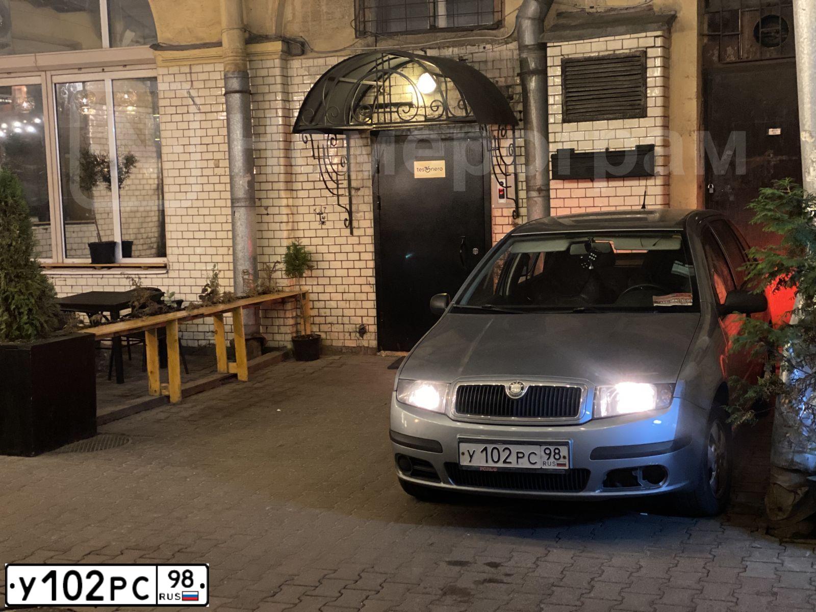 Фото автомобиля SKODA FABIA, 2005 — госномер У102РС98. Цвет: СВЕТЛО-СИНИЙ