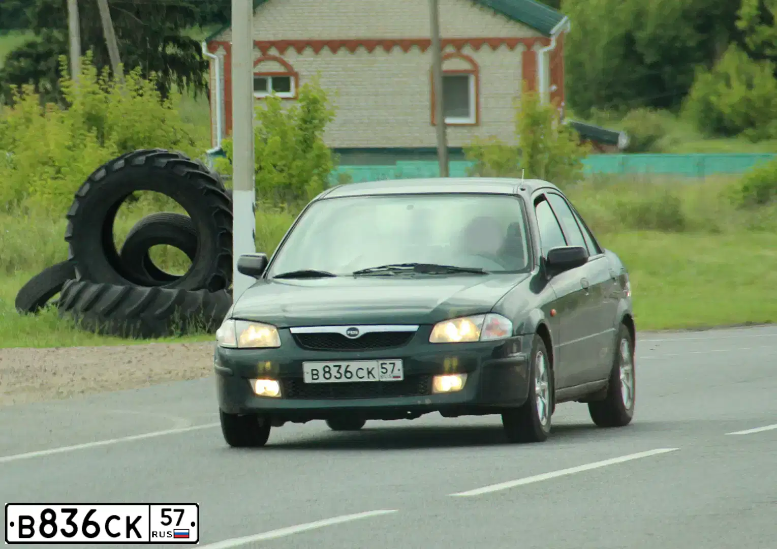 Фото автомобиля MAZDA 323, 1998 — госномер Н097РВ32. Цвет: ЗЕЛЕНЫЙ