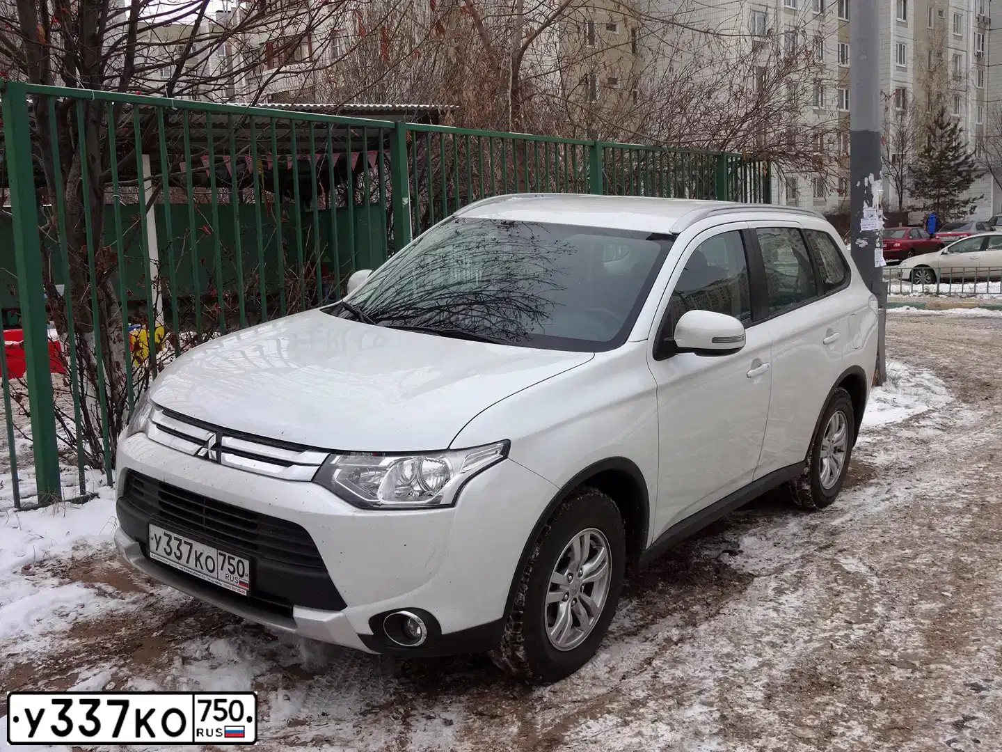 Фото автомобиля MITSUBISHI OUTLANDER, 2014 — госномер У337КО750. Цвет: БЕЛЫЙ