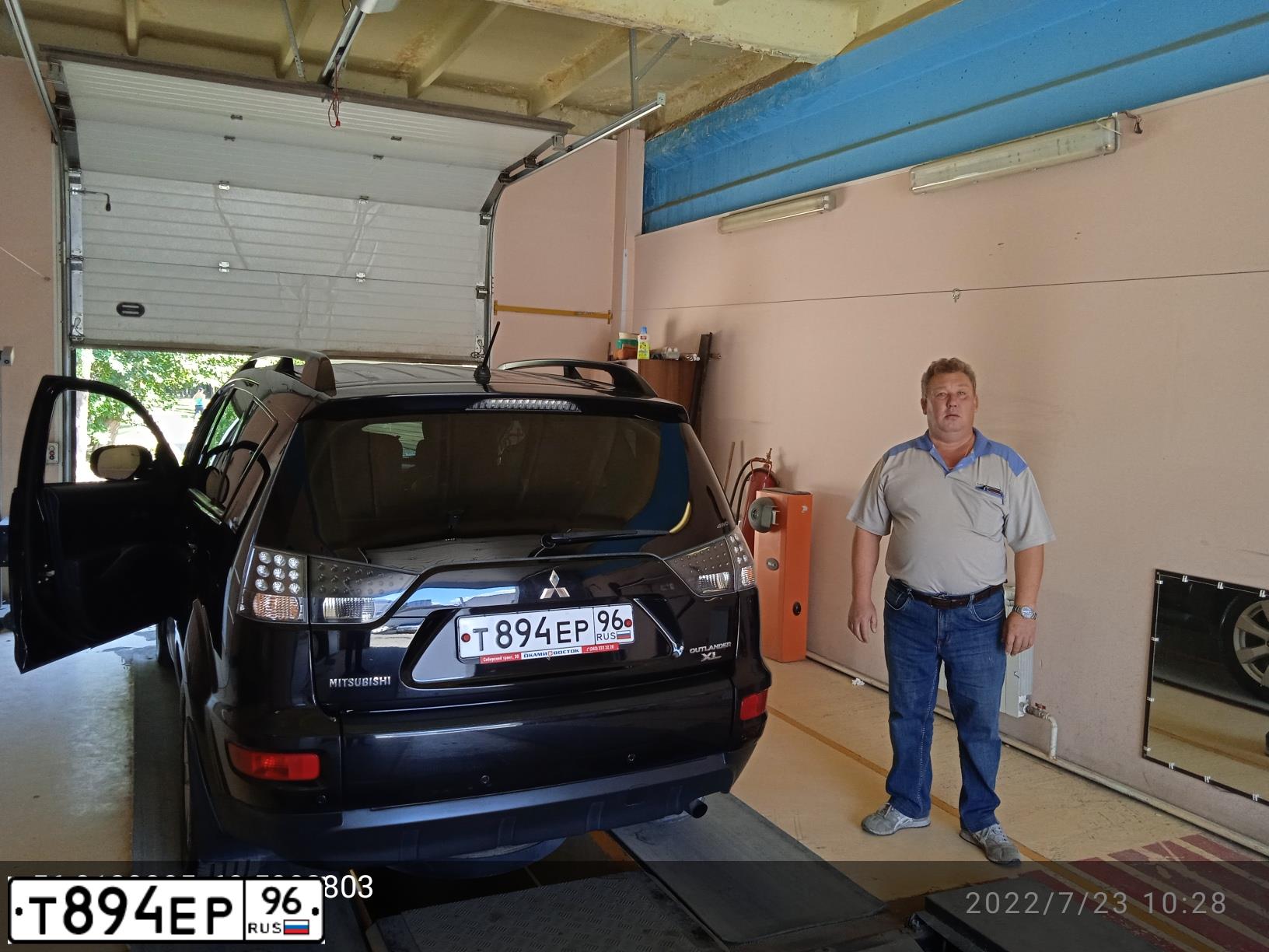 Фото автомобиля MITSUBISHI OUTLANDER, 2011 — госномер Т894ЕР96. Цвет: ЧЕРНЫЙ