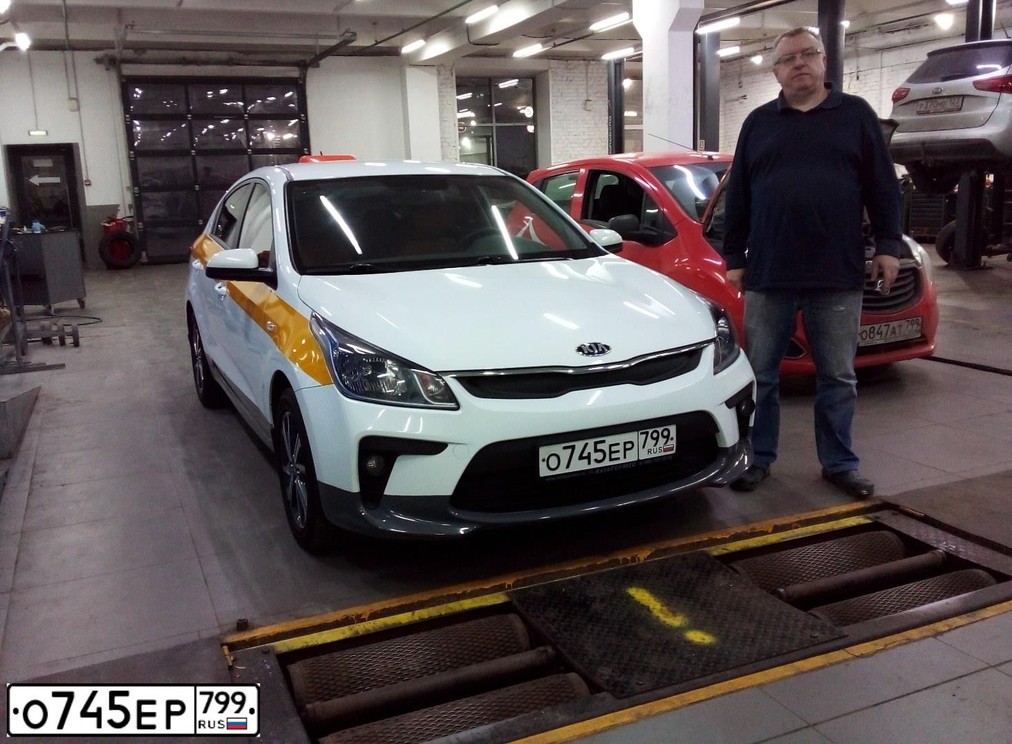 Фото автомобиля KIA RIO, 2017 — госномер М873РС13. Цвет: Белый