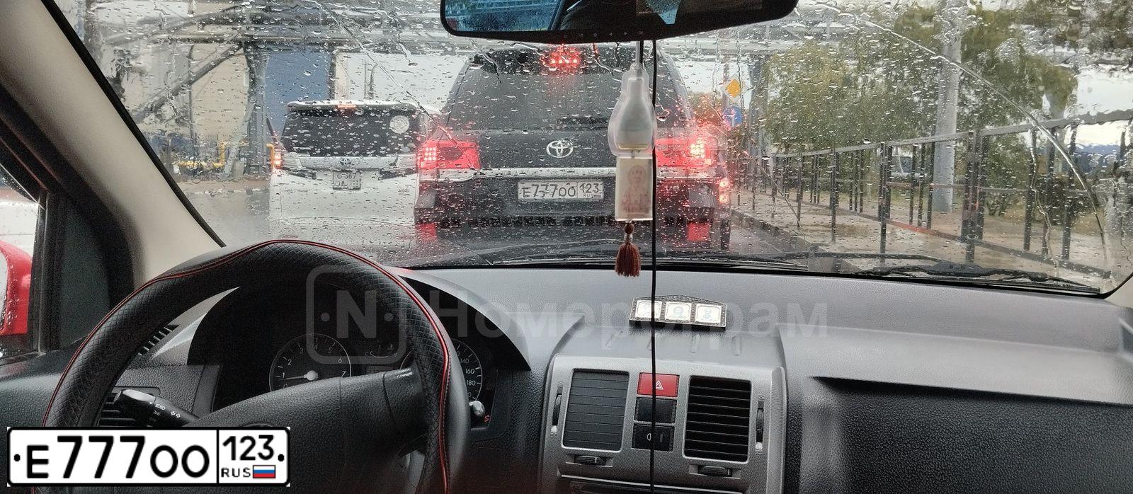 Фото автомобиля TOYOTA LANDCRUISER 200, 2012 — госномер Е777ОО123. Цвет: Белый