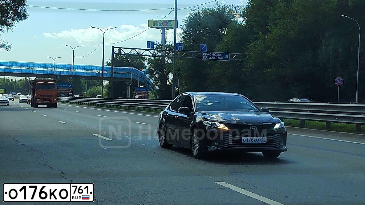 Фото автомобиля TOYOTA CAMRY, 2018 — госномер У699ВУ180. Цвет: ЧЕРНЫЙ МЕТАЛИК