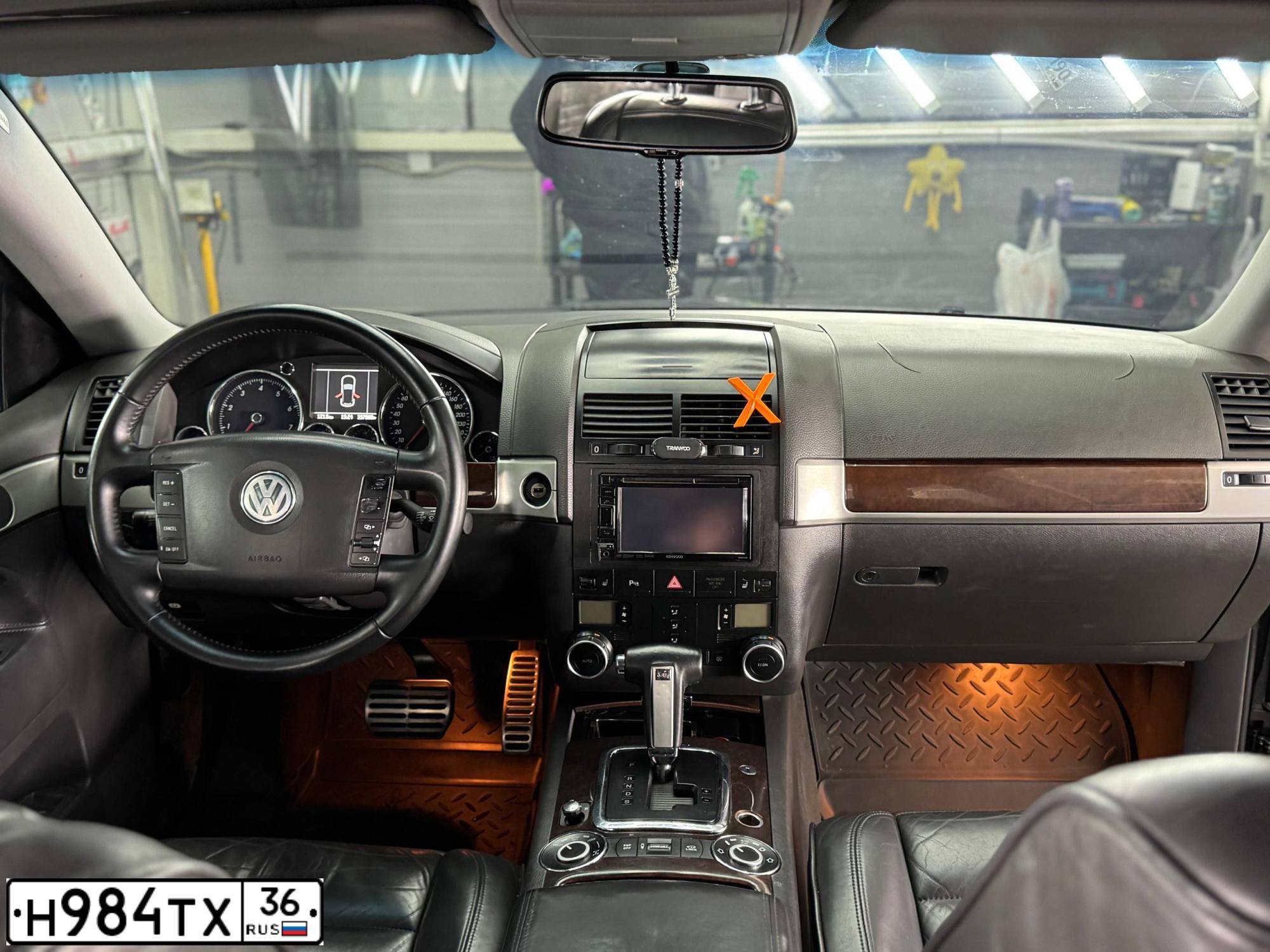 Фото автомобиля VOLKSWAGEN ФОЛЬКСВАГЕН ТОUАRЕG, 2006 — госномер Н984ТХ36. Цвет: ЧЕРНЫЙ