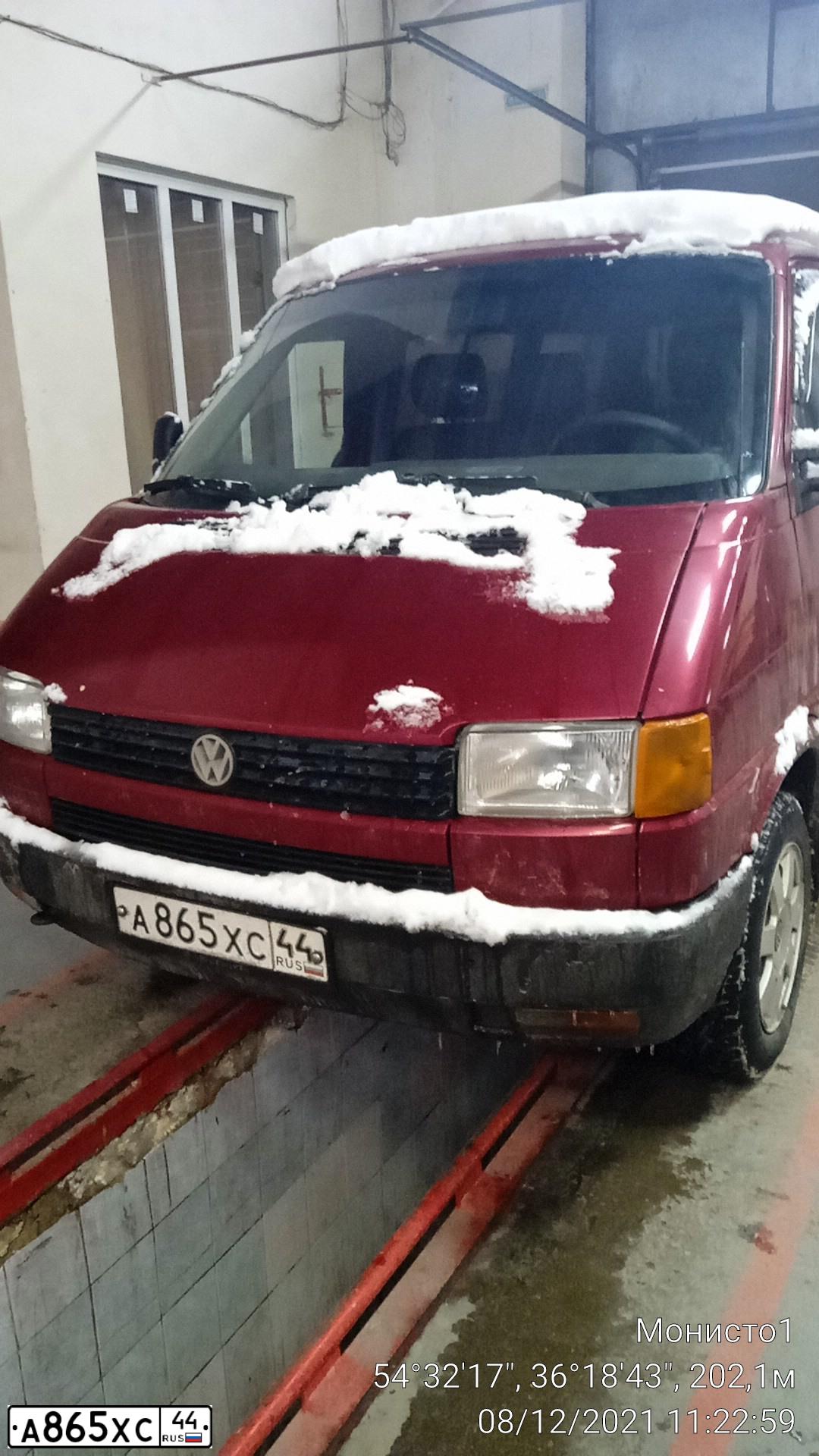 Фото автомобиля VOLKSWAGEN CARAVELLE, 1991. Цвет: Красный