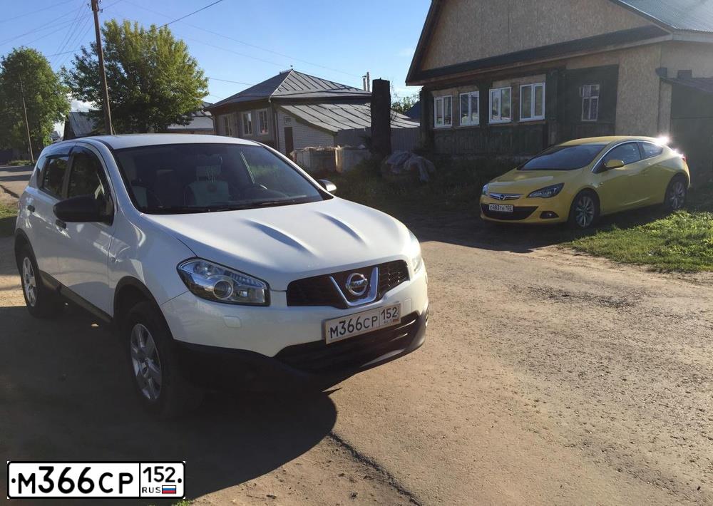 Фото автомобиля NISSAN QASHQAI, 2013 — госномер М366СР152. Цвет: Белый