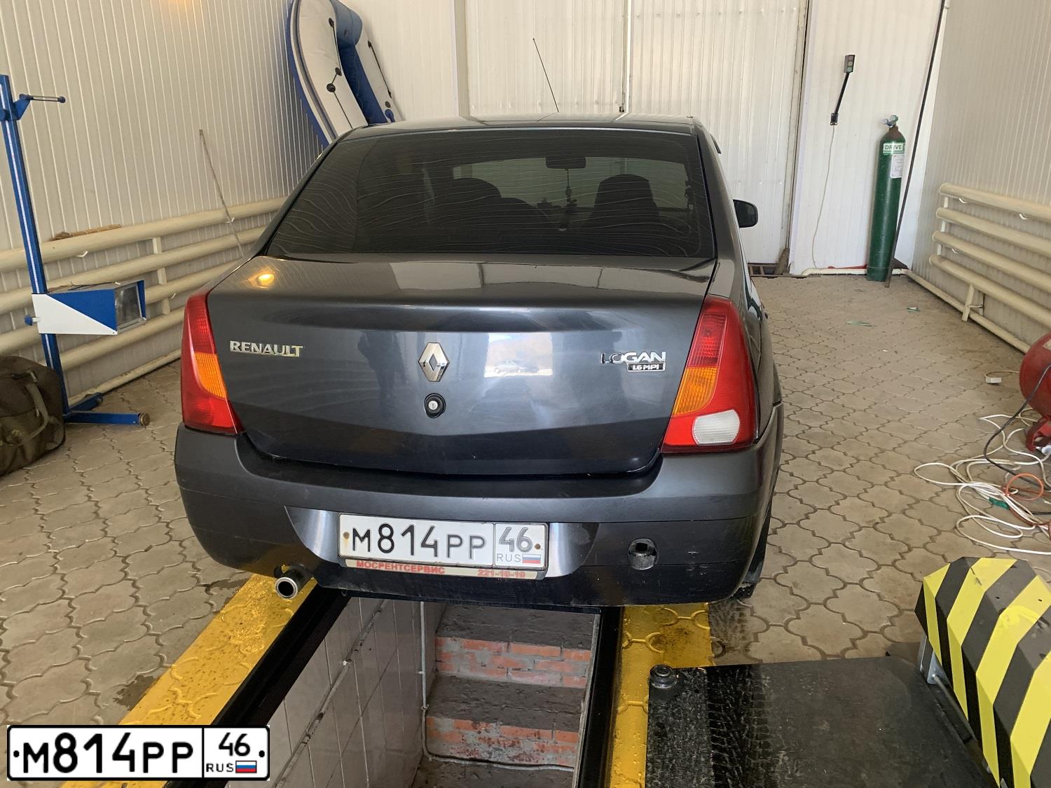 Фото автомобиля RENAULT LOGAN, 2008 — госномер Р460СА46. Цвет: ТЕМНО-СЕРЫЙ