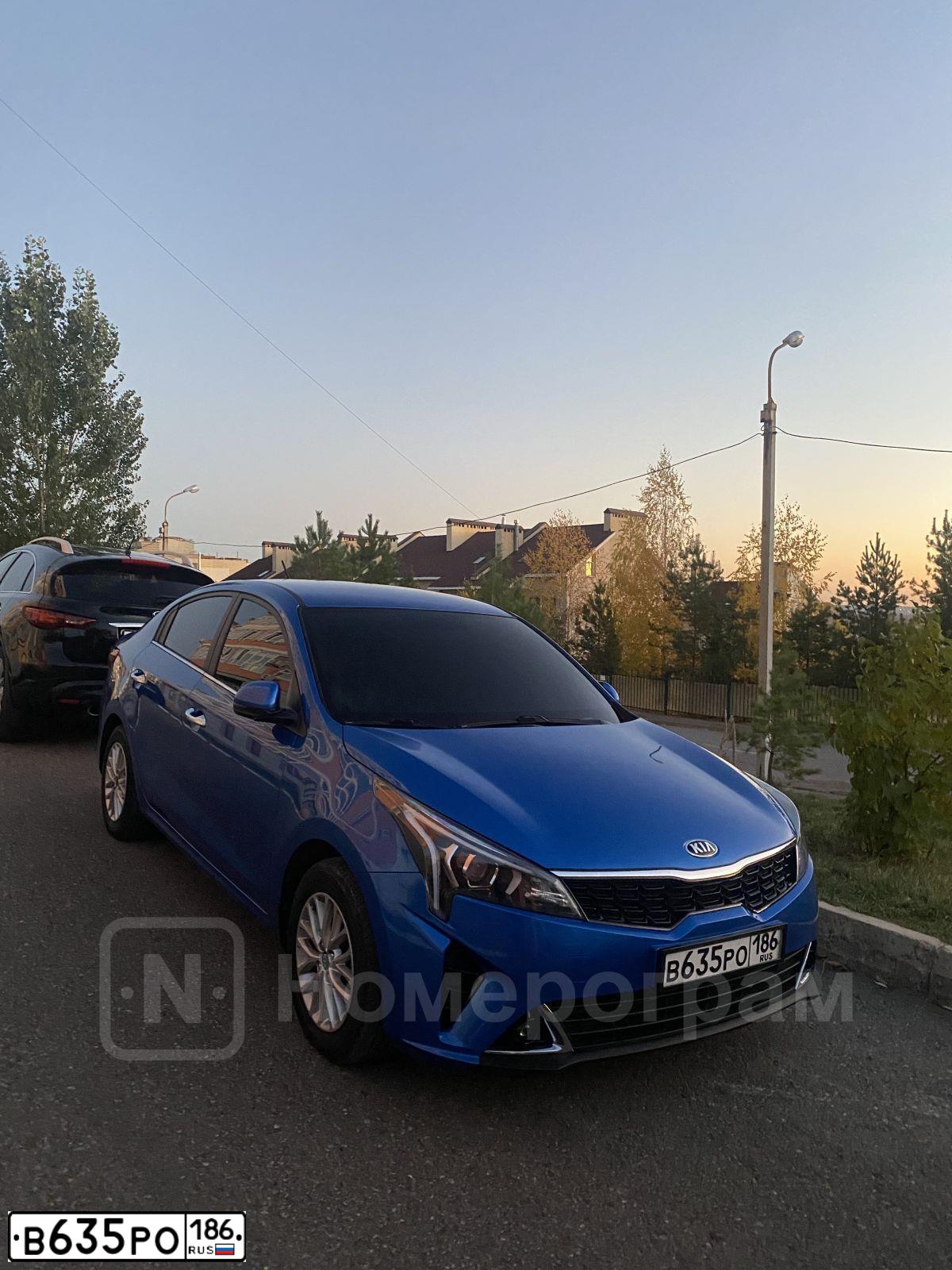 Фото автомобиля KIA RIO, 2020 — госномер В635РО186. Цвет: синий