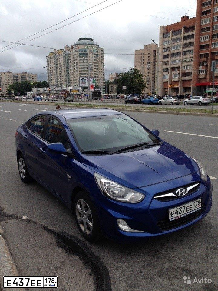 Фото автомобиля HYUNDAI SOLARIS, 2011 — госномер Е437ЕЕ178. Цвет: ТЕМНО-СИНИЙ