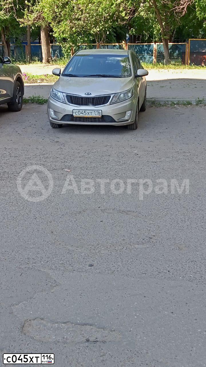 Фото автомобиля KIA RIO, 2013 — госномер С045ХТ116. Цвет: БЕЖЕВЫЙ
