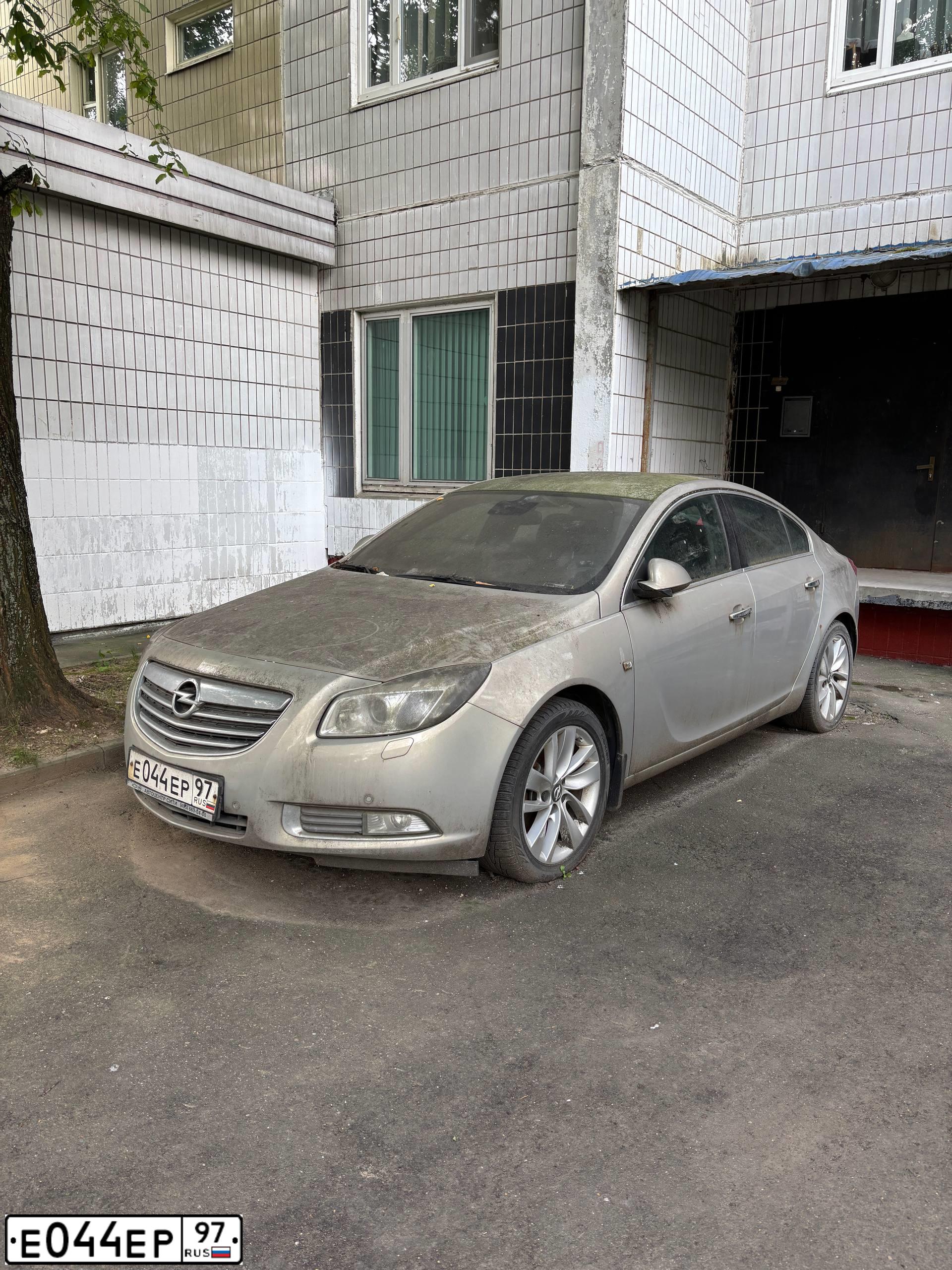 Фото автомобиля OPEL INSIGNIA, 2012 — госномер Е044ЕР97. Цвет: БЕЖЕВЫЙ