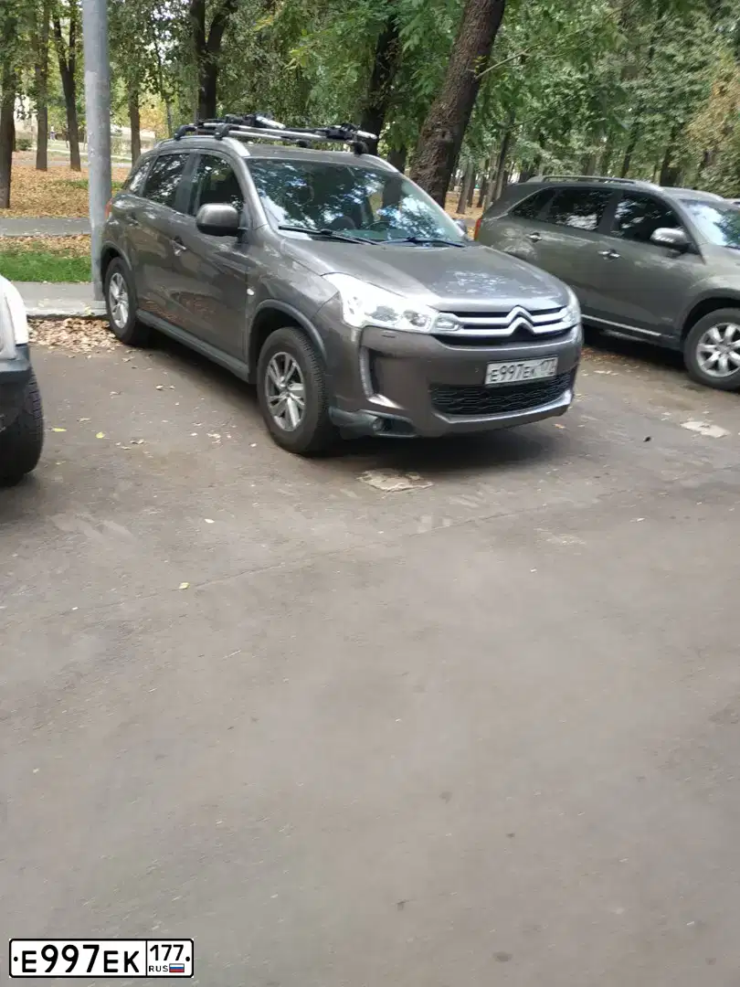 Фото автомобиля CITROEN C4 AIRCROSS, 2012 — госномер Е997ЕК177. Цвет: Коричневый