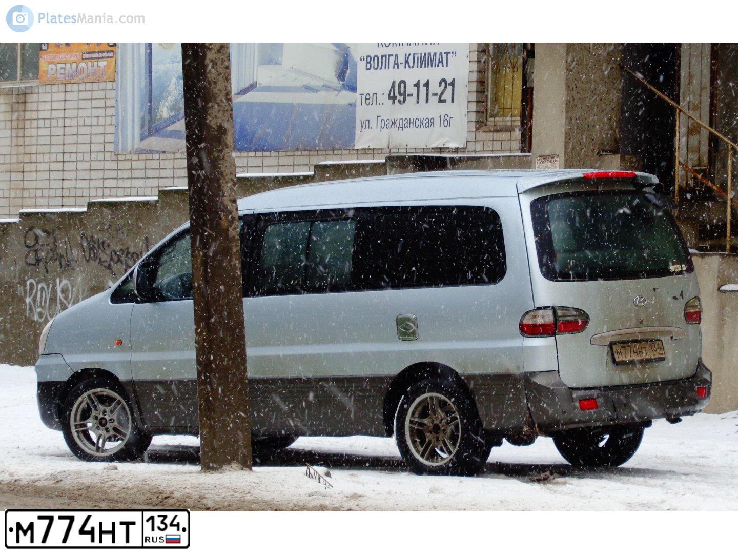 Фото автомобиля HYUNDAI H 1H 100STAREX, 2007 — госномер М774НТ134. Цвет: ТЕМНО СЕРЫЙ