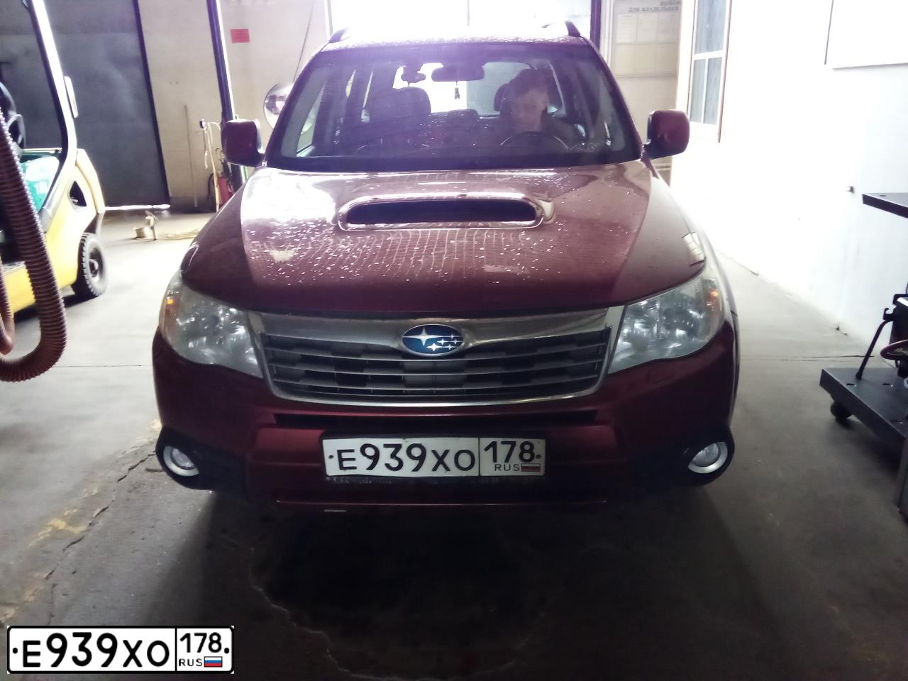 Фото автомобиля SUBARU FORESTER, 2008 — госномер Х577НВ37. Цвет: Красный