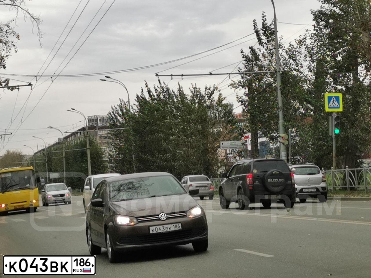 Фото автомобиля VOLKSWAGEN POLO, 2015 — госномер К043ВК186. Цвет: Коричневый