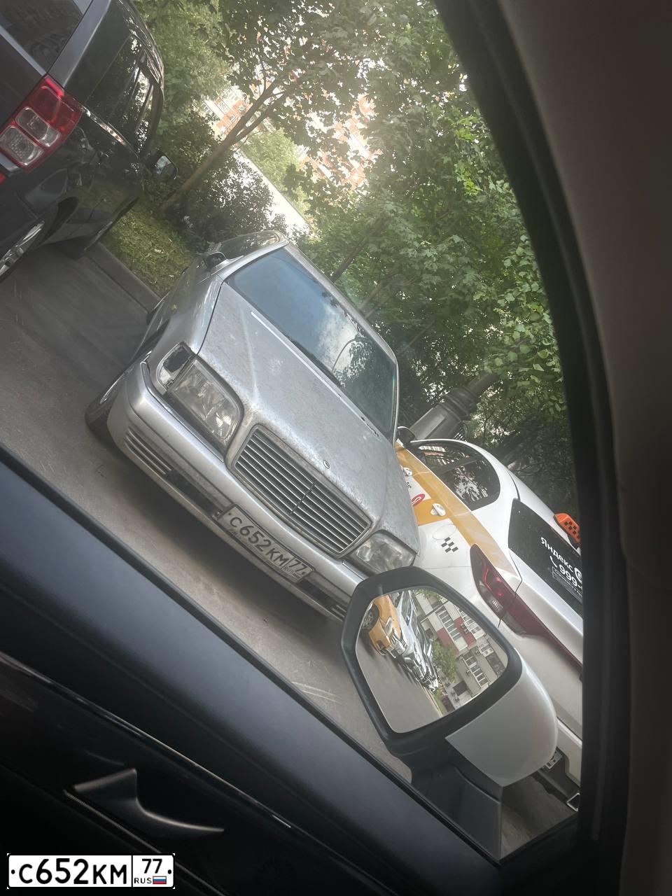 Фото автомобиля MERCEDES S-KLASSE, 1994 — госномер С652КМ77. Цвет: СВЕТЛО-СЕРЫЙ