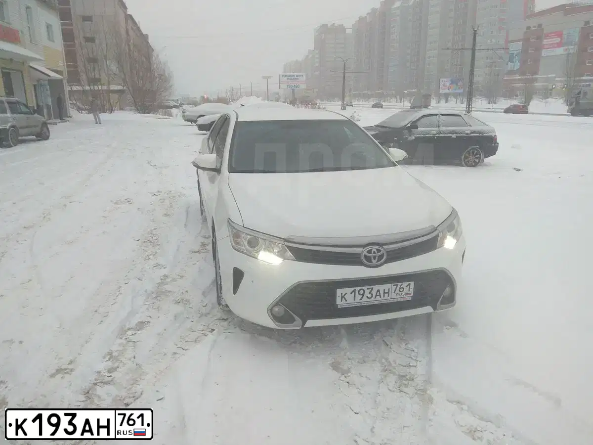 Фото автомобиля TOYOTA CAMRY, 2015 — госномер Х747УА161. Цвет: Белый