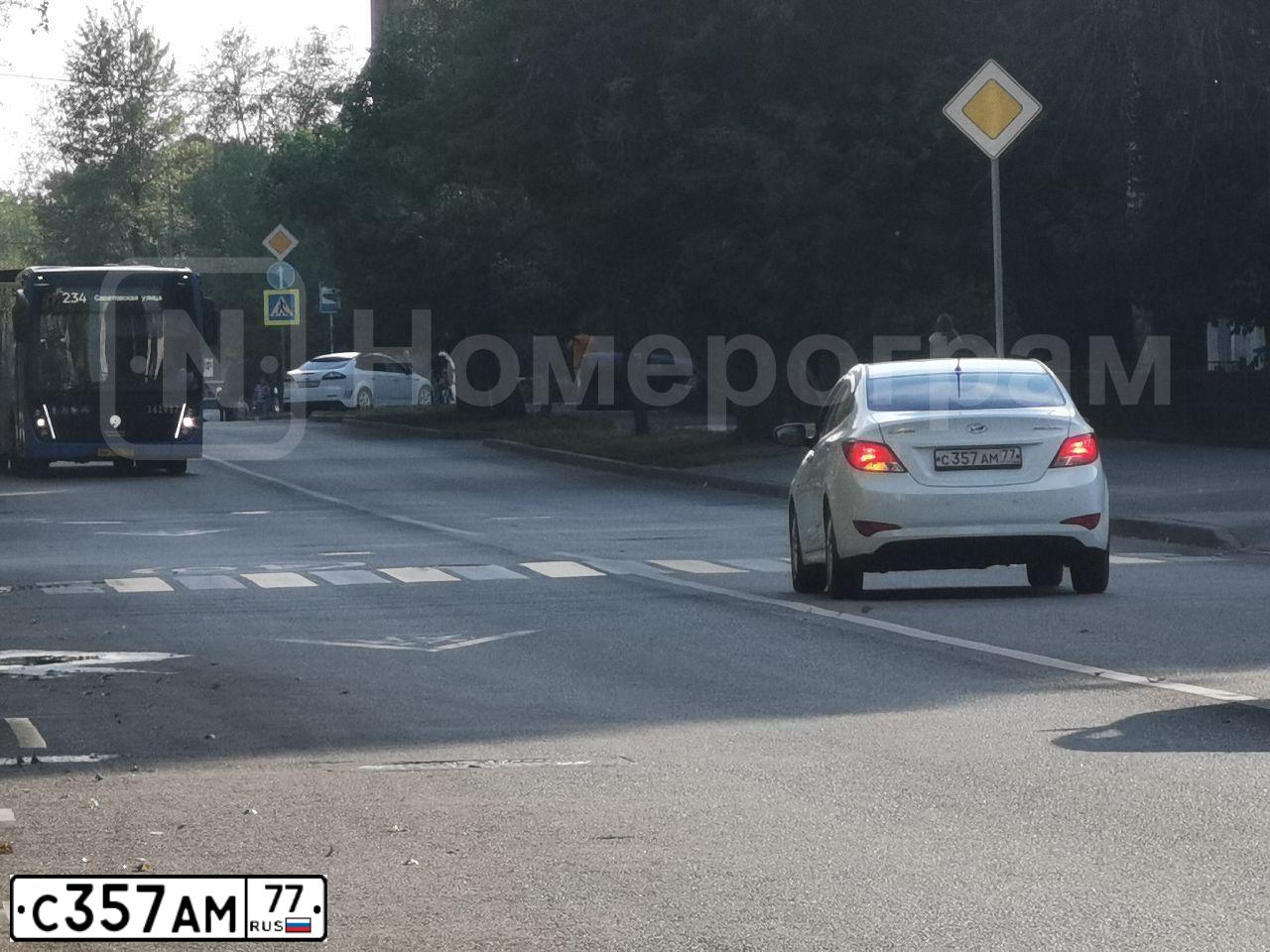 Фото автомобиля HYUNDAI SOLARIS, 2015 — госномер С357АМ77. Цвет: БЕЛЫЙ