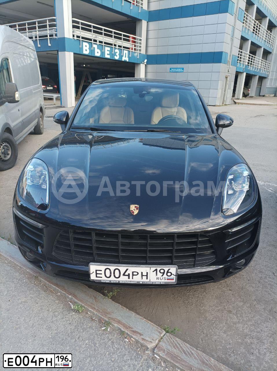 Фото автомобиля PORSCHE MACAN, 2017 — госномер Е004РН196. Цвет: ЧЕРНЫЙ