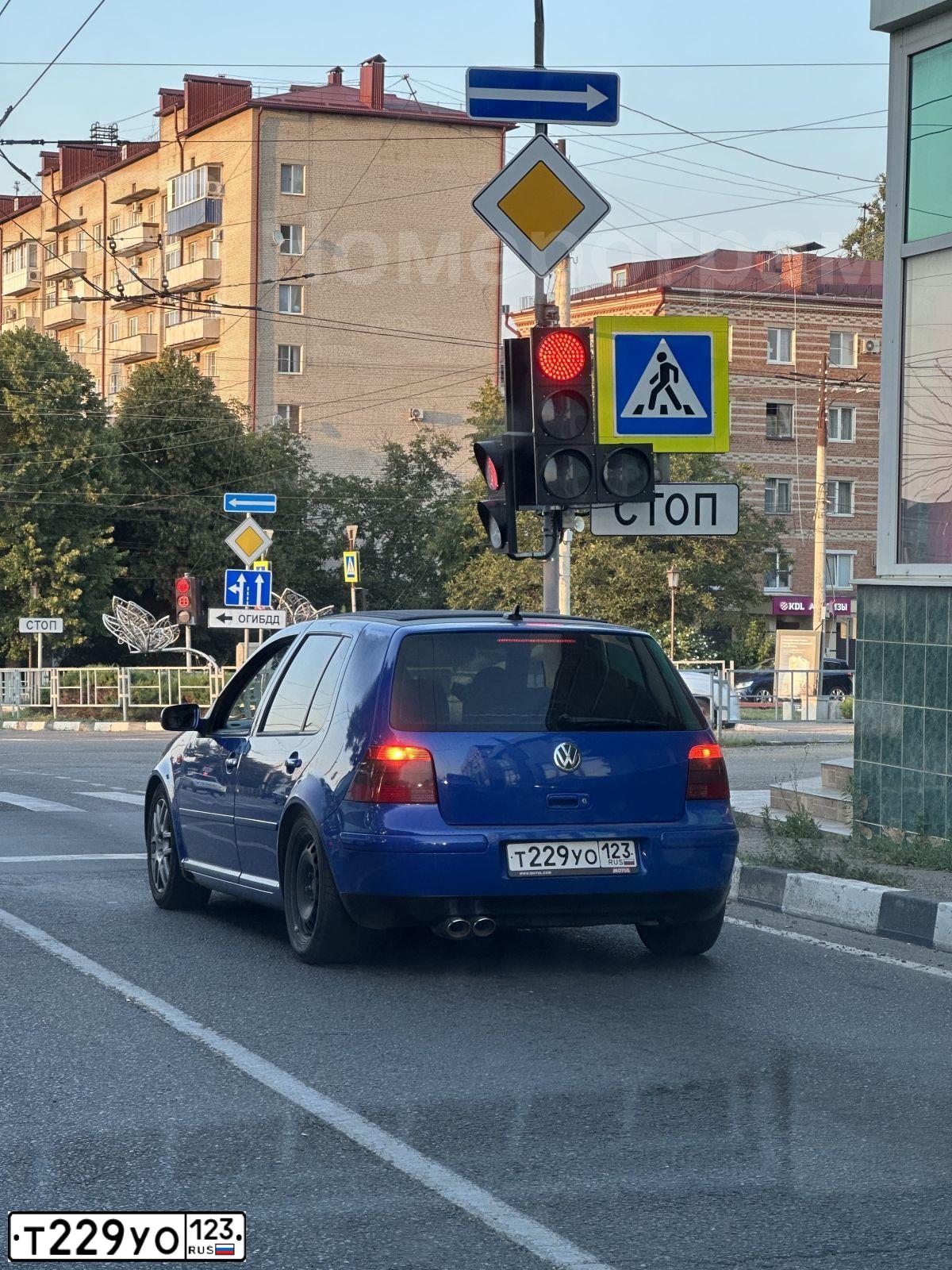 Фото автомобиля VOLKSWAGEN GOLF, 1999 — госномер Т229УО123. Цвет: СИНИЙ МЕТАЛЛ