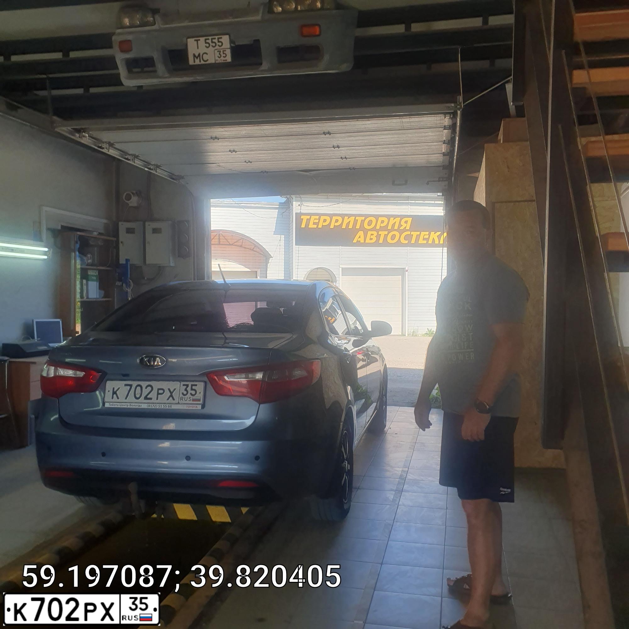 Фото автомобиля KIA RIO, 2012 — госномер В003ТН35. Цвет: голубой