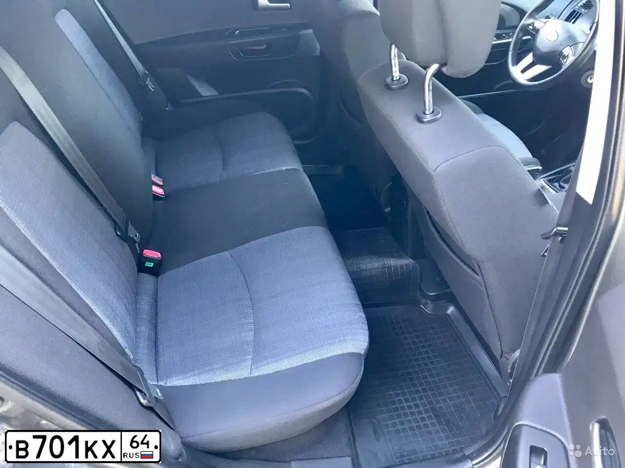 Фото автомобиля KIA CEE'D, 2011 — госномер В701КХ64. Цвет: серебристый