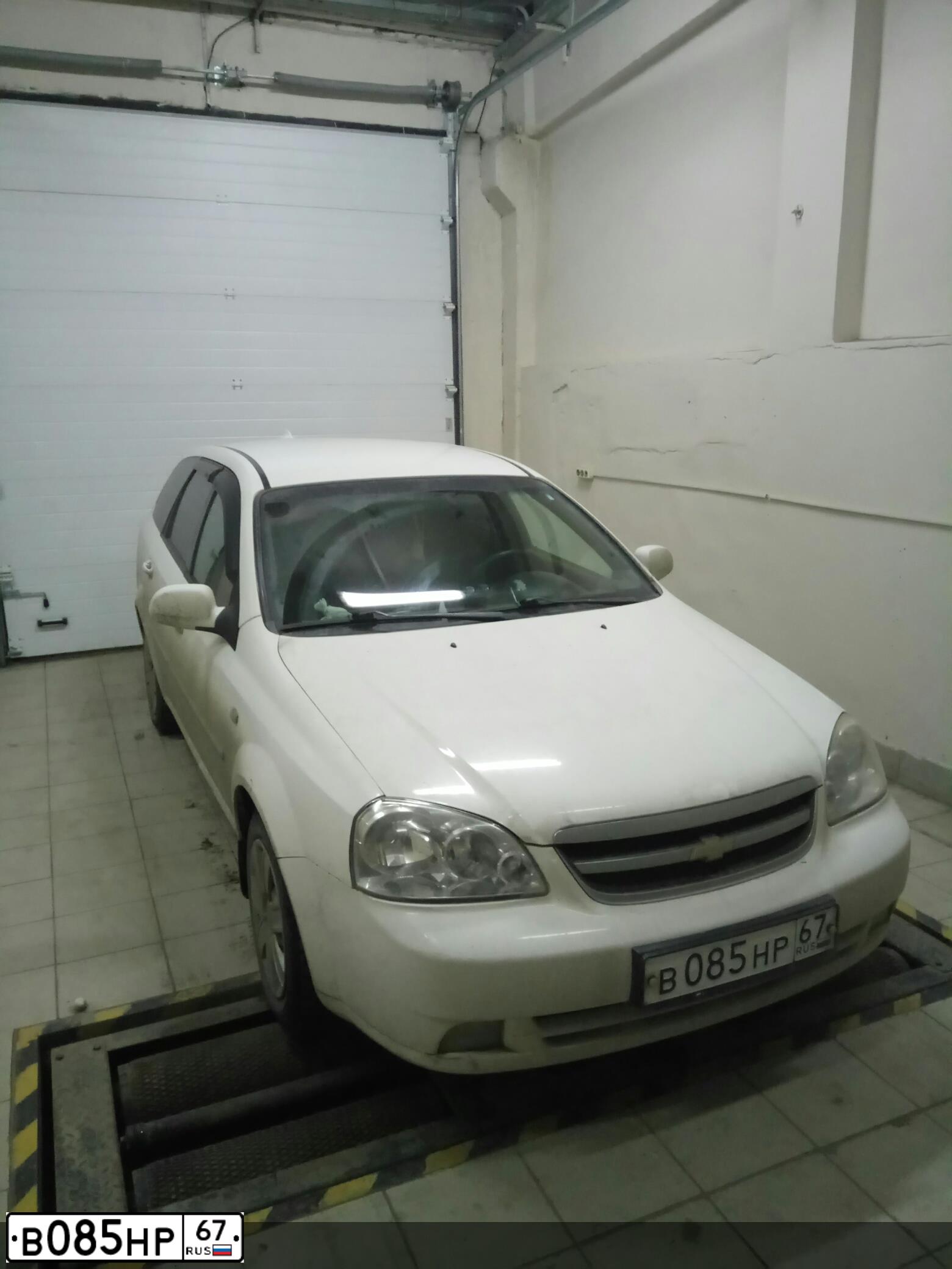Фото автомобиля CHEVROLET LACETTI, 2006 — госномер С519МН177. Цвет: Белый