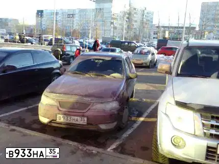 Фото автомобиля DAEWOO NEXIA, 2011 — госномер В933НА35. Цвет: СПЕЛАЯ ВИШНЯ