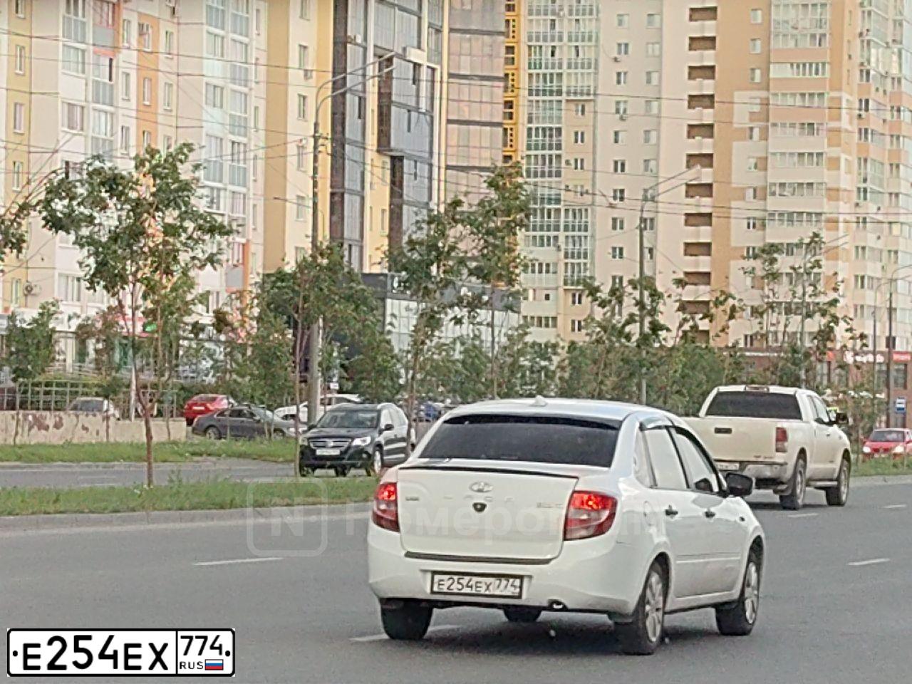 Фото автомобиля LADA 2190 GRANTA, 2016 — госномер Е254ЕХ774. Цвет: Белый