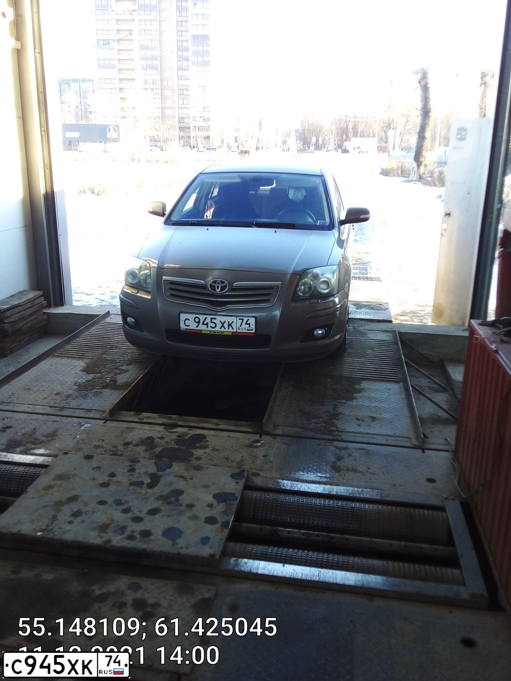 Фото автомобиля TOYOTA AVENSIS, 2006 — госномер С945ХК74. Цвет: БЕЖЕВЫЙ