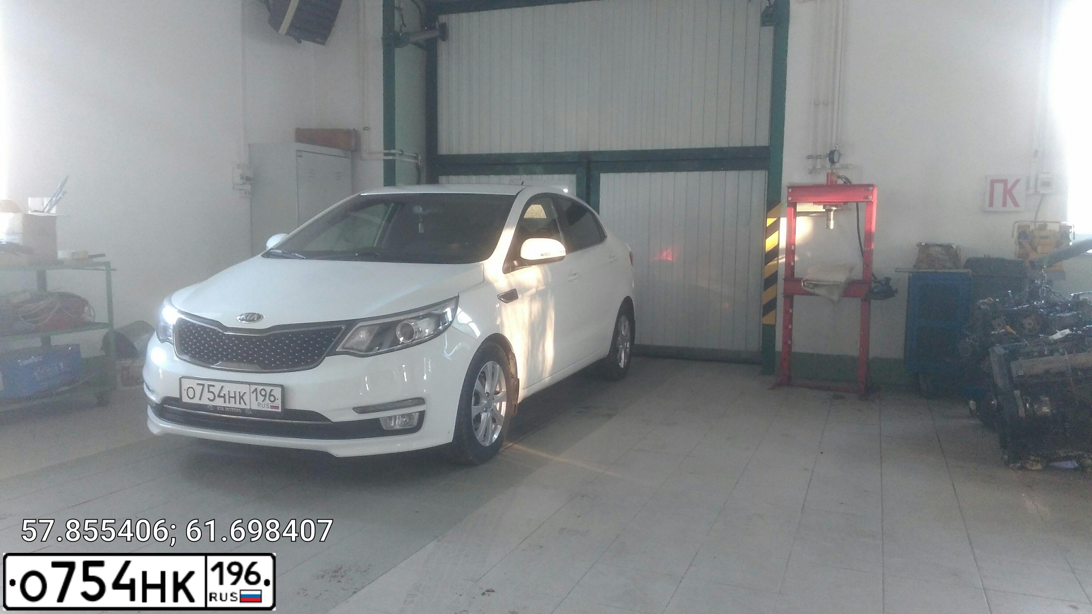 Фото автомобиля KIA RIO, 2016 — госномер О754НК196. Цвет: Белый