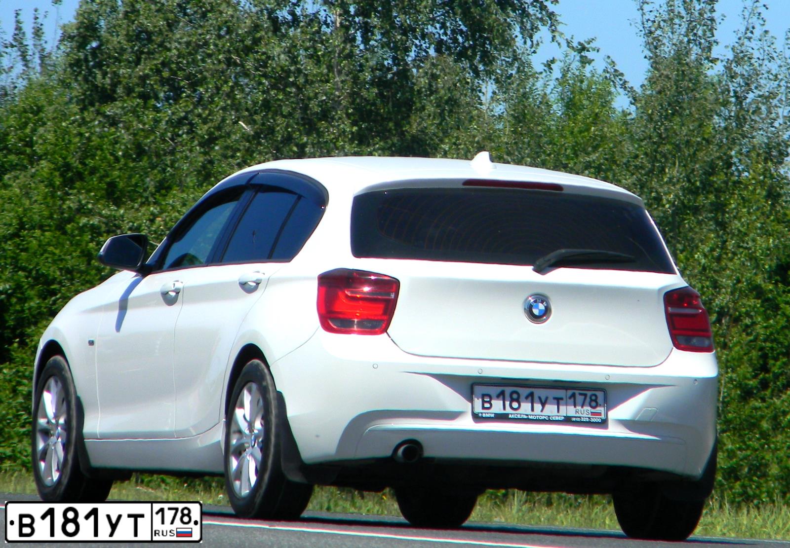 Фото автомобиля БМВ 116I, 2011 — госномер Р825ЕК46. Цвет: Белый