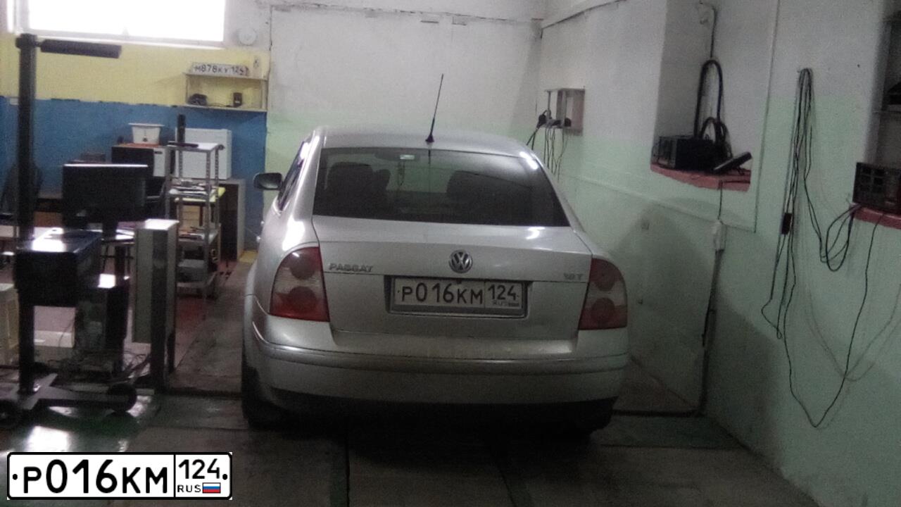 Фото автомобиля VOLKSWAGEN PASSAT, 2003 — госномер Р016КМ124. Цвет: СЕРЫЙ