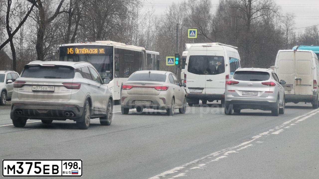 Фото автомобиля GEELY COOLRAY, 2021 — госномер К161УР33. Цвет: СЕРЫЙ