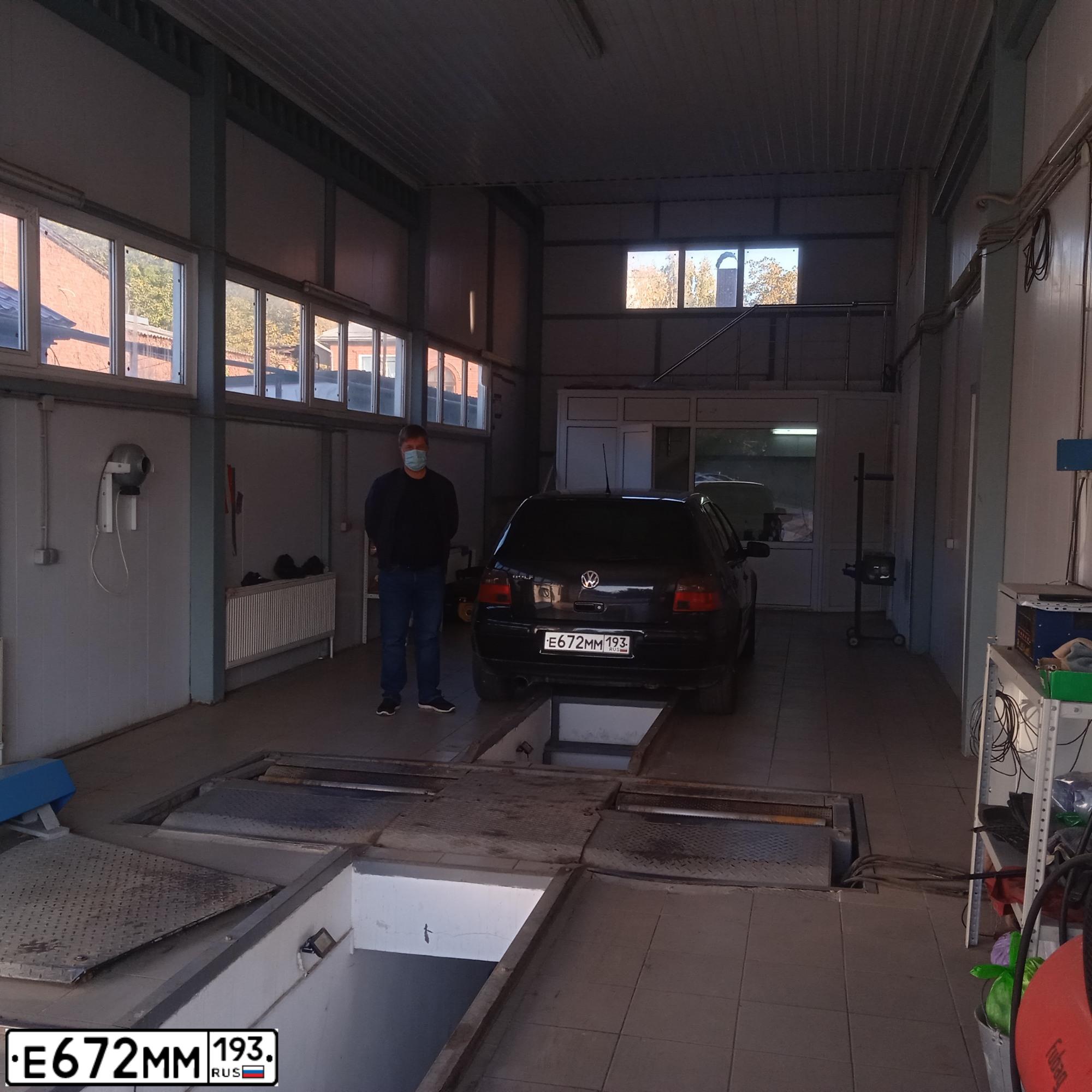 Фото автомобиля VOLKSWAGEN GOLF, 2003 — госномер Е672ММ193. Цвет: ЧЕРНЫЙ