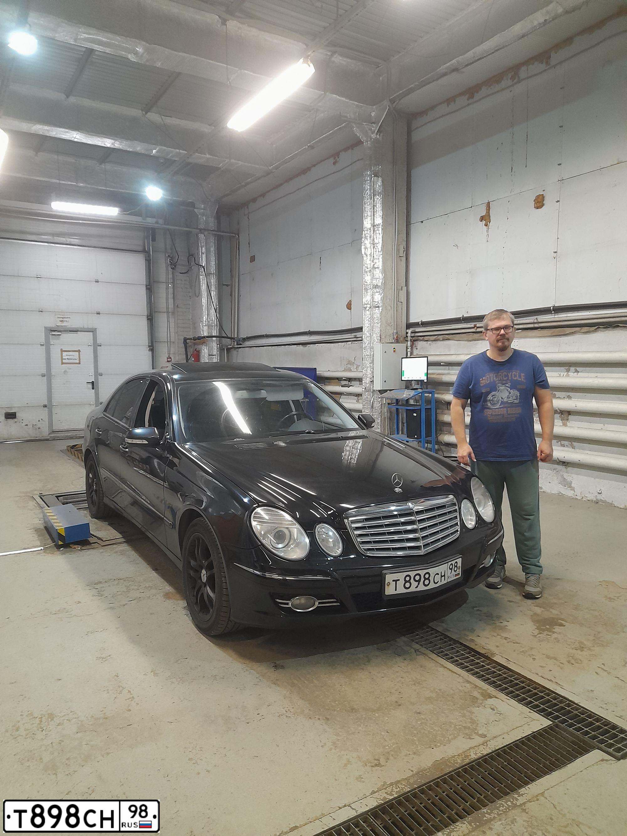 Фото автомобиля MERCEDES E-KLASSE, 2008 — госномер Т898СН98. Цвет: ЧЕРНЫЙ