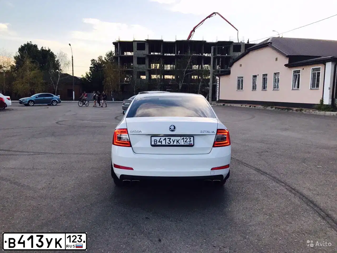 Фото автомобиля SKODA OCTAVIA, 2014 — госномер В413УК123. Цвет: Белый