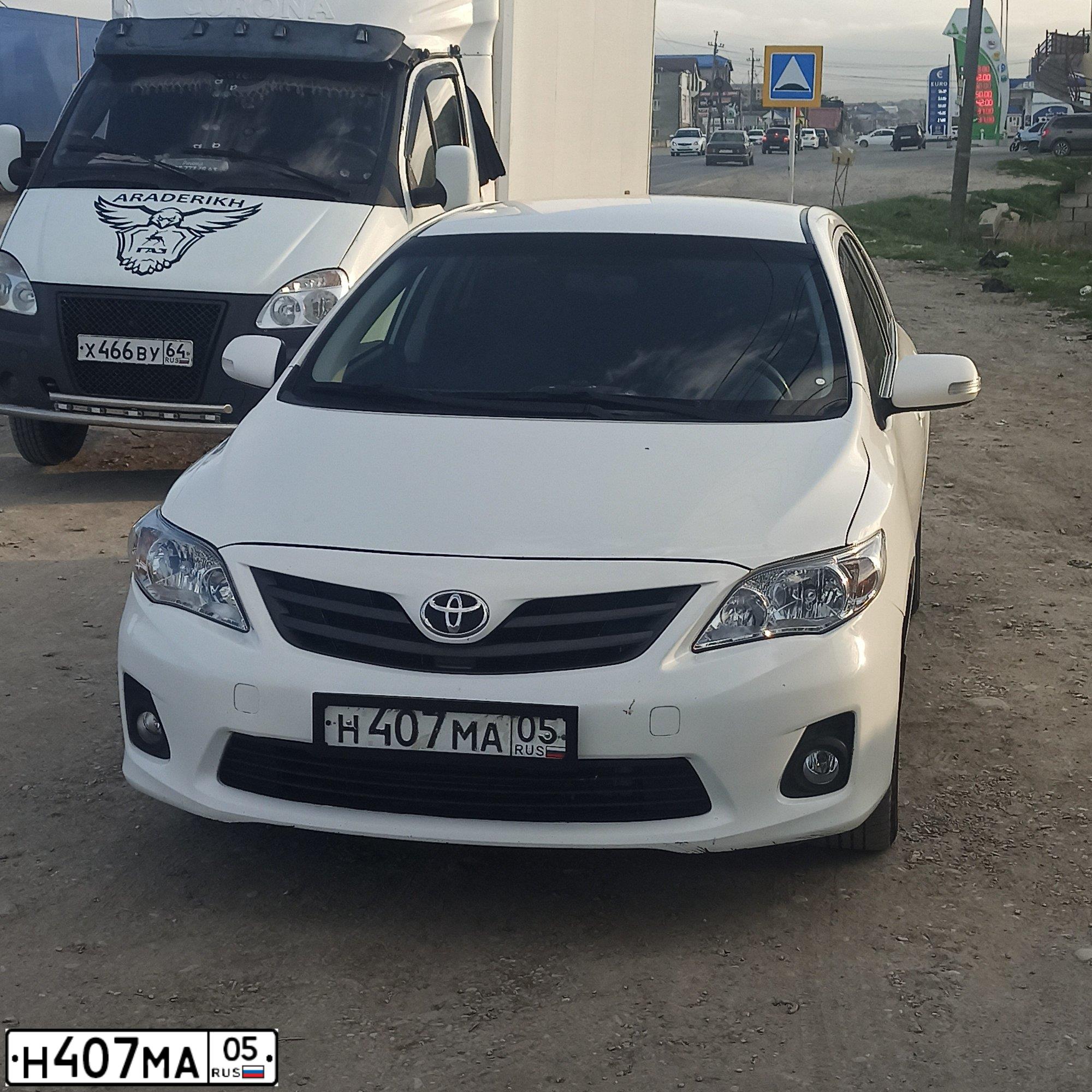 Фото автомобиля TOYOTA COROLLA, 2012 — госномер Н407МА05. Цвет: Белый