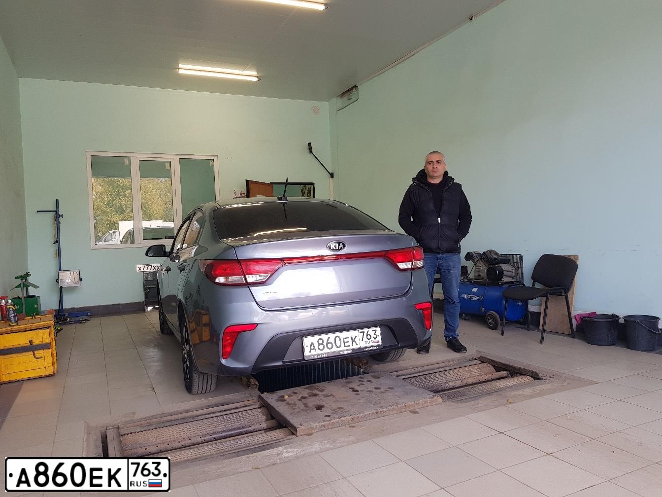 Фото автомобиля KIA RIO, 2017 — госномер А860ЕК763. Цвет: Серый