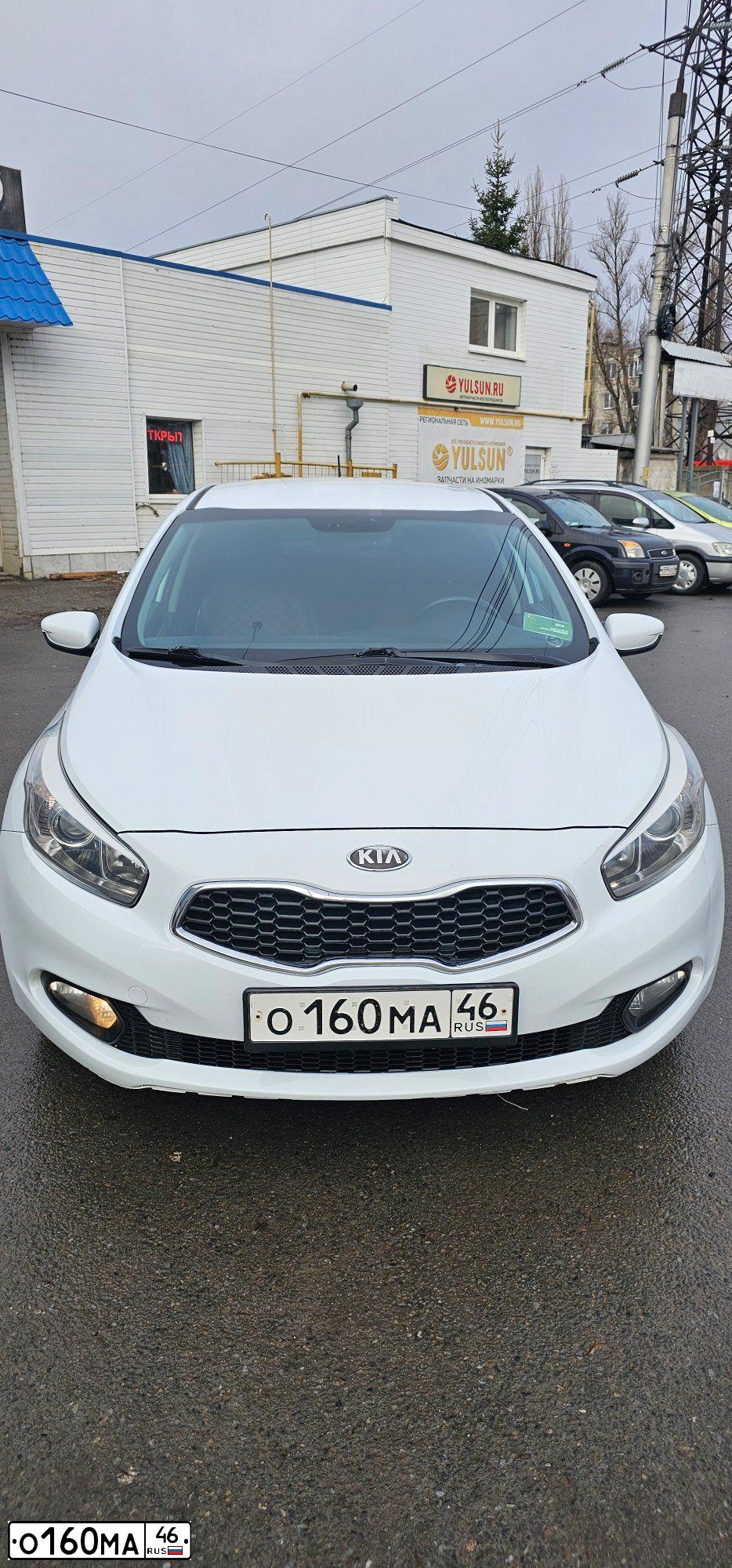 Фото автомобиля KIA CEE'D, 2013 — госномер Х289ХТ64. Цвет: Белый