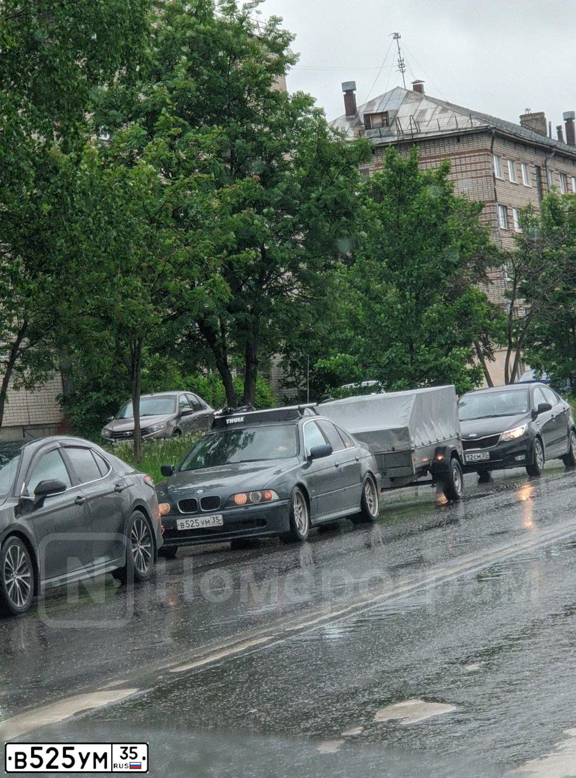 Фото автомобиля BMW SERIE 5, 2001 — госномер В525УМ35. Цвет: СЕРЫЙ