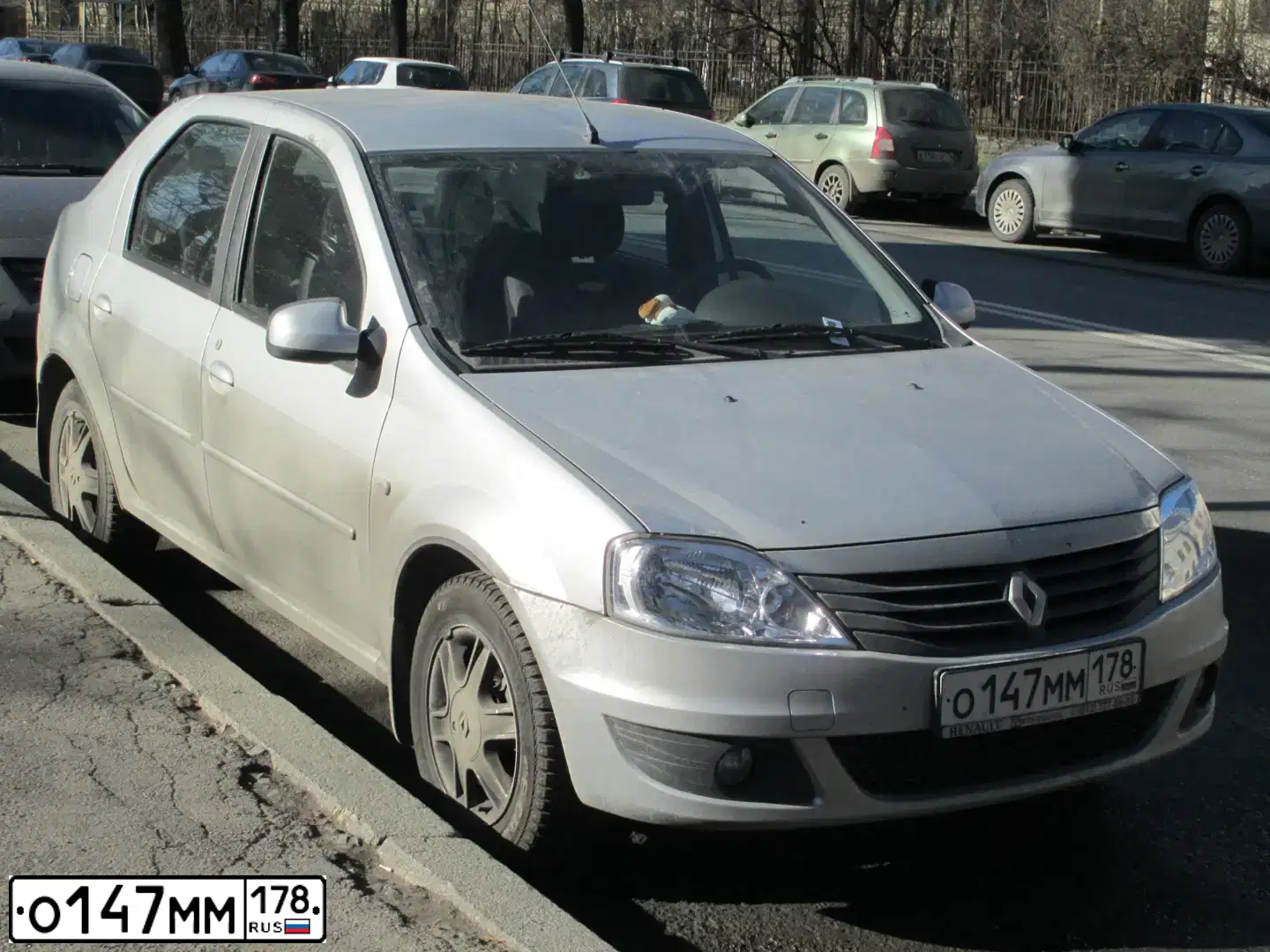 Фото автомобиля RENAULT LOGAN, 2013 — госномер О147ММ178. Цвет: СВЕТЛО-СЕРЫЙ