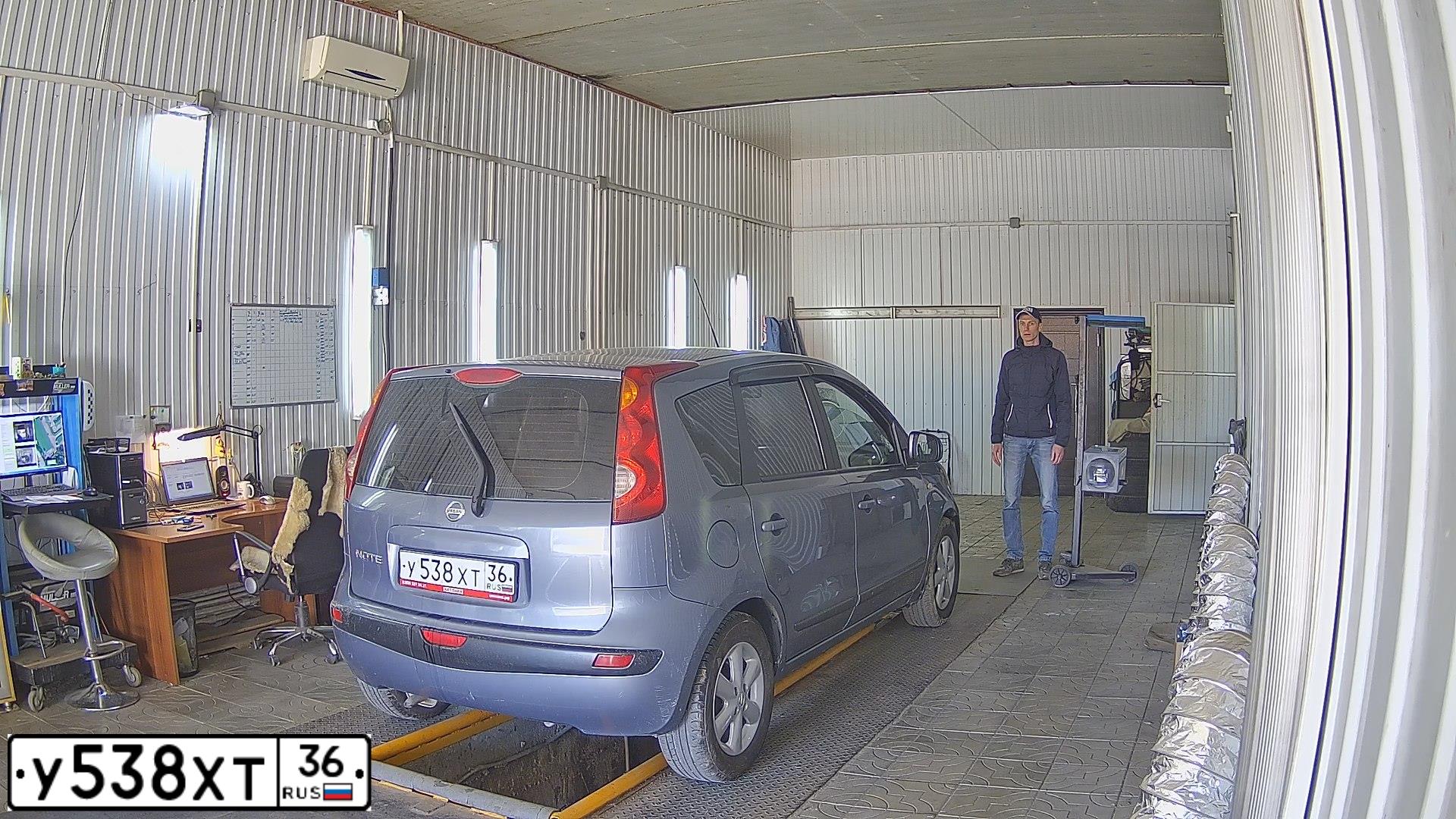Фото автомобиля NISSAN NOTE, 2007 — госномер В777ВР36. Цвет: СЕРЫЙ